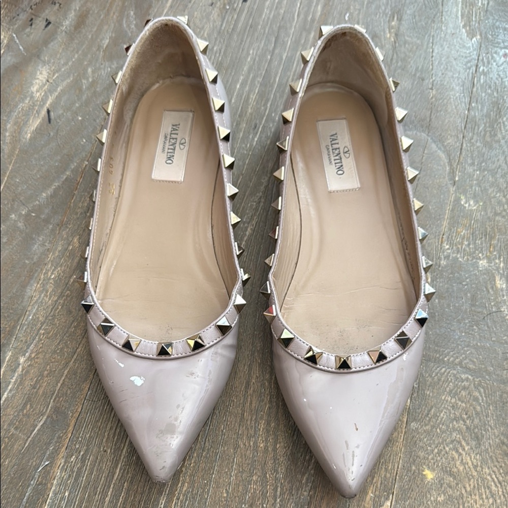 Valentino Garavani Rockstud Accents Beige Ballet Flats US 7 (EU 37.5)
